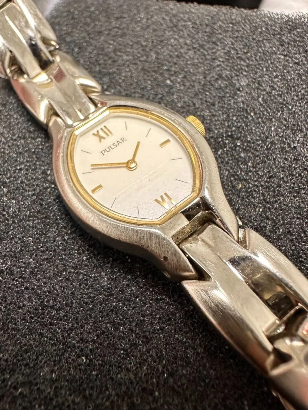 Pulsar Watch Women Silver Tone Oval Dial 20MM V400-X159 New Battery 7.5